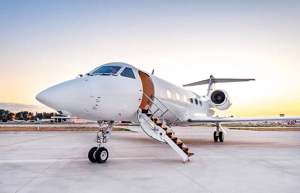 Clay-Lacy_N719SA_Gulfstream_TJP_7-6-17-582-HDR-Edit_995x642